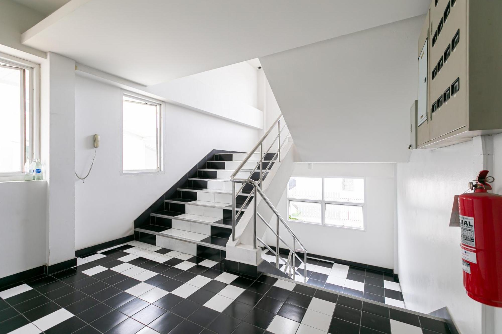Ruan Plaisoi Apartment Бангкок Экстерьер фото