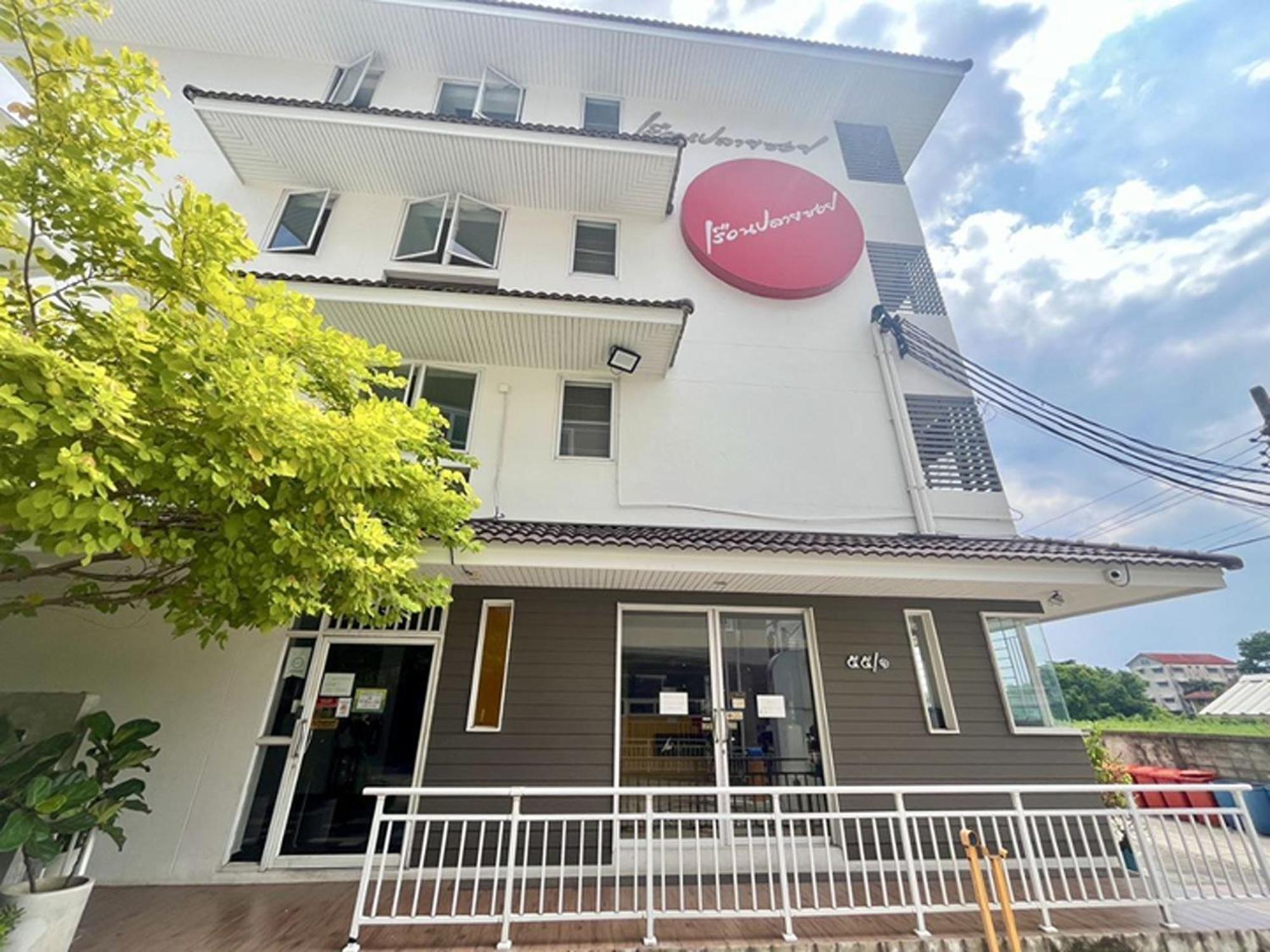 Ruan Plaisoi Apartment Бангкок Экстерьер фото
